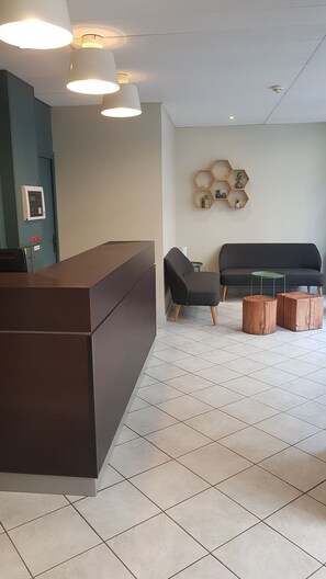 Reception - Hotel Cosmos (Paris)