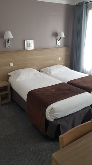 In-room safe, desk, blackout curtains, free cots/infant beds - Hotel Cosmos (Paris)