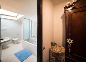 经典客房 | 浴室 | 免费洗浴用品、吹风机、坐浴桶、毛巾