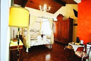 Junior-huone | Yksilöllisesti sisustettu, yksilöllisesti kalustettu, äänieristys