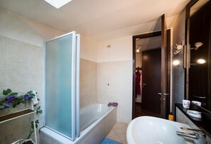 Classic Room | Bathroom | Free toiletries, hair dryer, bidet, towels - Residenza Bra - Verona (Verona)