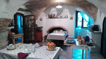 Café da manhã com buffet grátis todos os dias