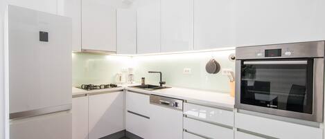 Geladeira, micro-ondas, fogão, cooktop