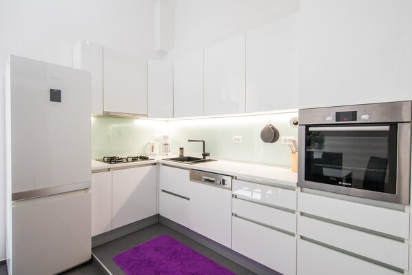 Kühlschrank, Mikrowelle, Ofen, Herdplatte