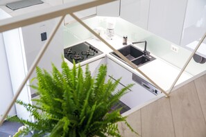 Frigorifero, microonde, forno, piano cottura