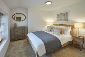 5 bedrooms, iron/ironing board, free WiFi, bed sheets