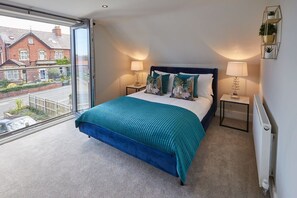 2 bedrooms, premium bedding, iron/ironing board, free WiFi - Host & Stay | The Penthouse at Prospect Hill Apartments (Whitby)