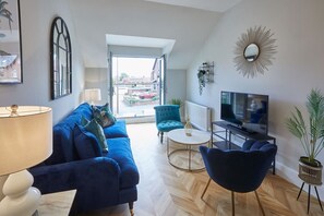 Flat-screen TV, offices - Host & Stay | The Penthouse at Prospect Hill Apartments (Whitby)