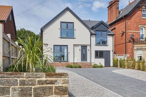 Exterior - Host & Stay | The Penthouse at Prospect Hill Apartments (Whitby)