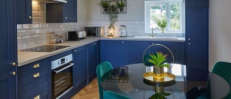 Frigorífico, microondas, horno y placa de cocina