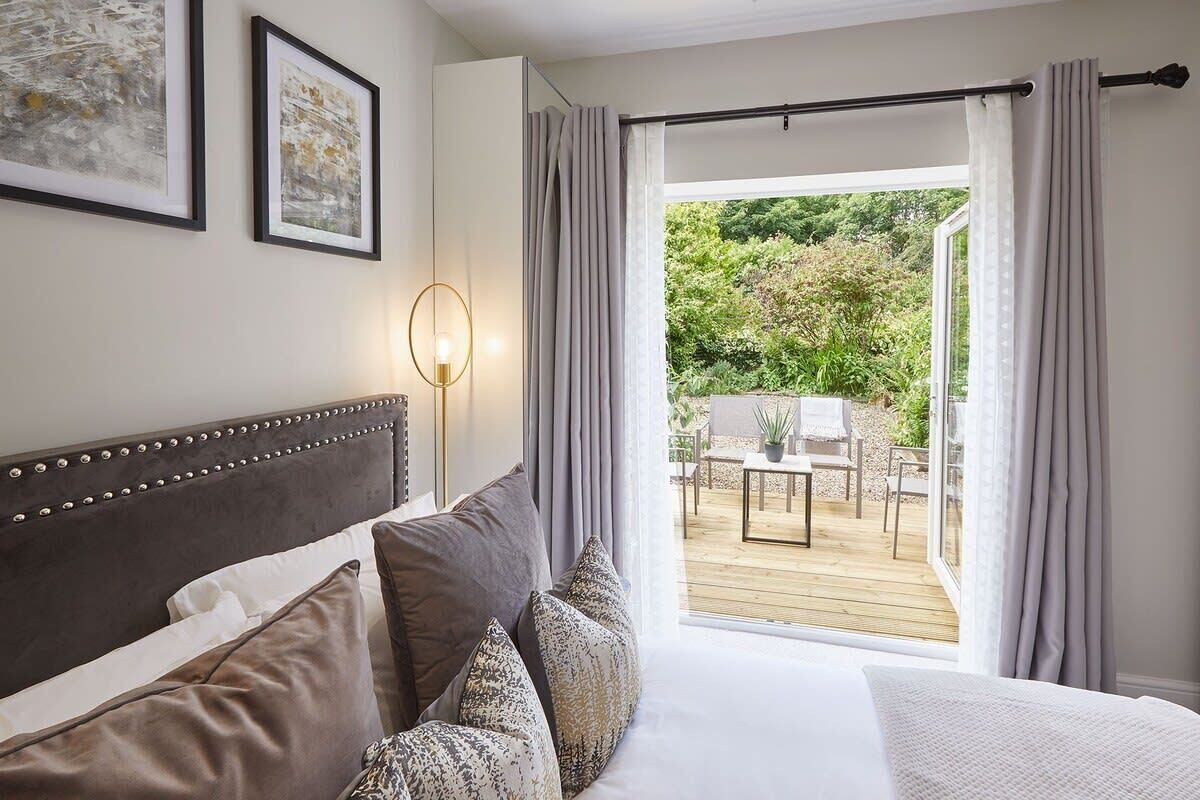 2 bedrooms, premium bedding, iron/ironing board, free WiFi