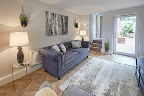 Flat-screen TV, Netflix, streaming services, offices