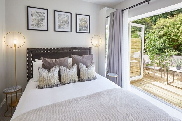 2 bedrooms, premium bedding, iron/ironing board, free WiFi