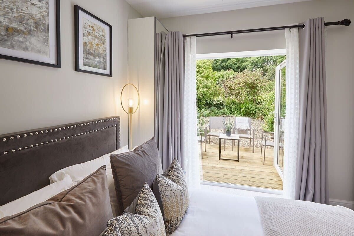 2 bedrooms, premium bedding, iron/ironing board, free WiFi