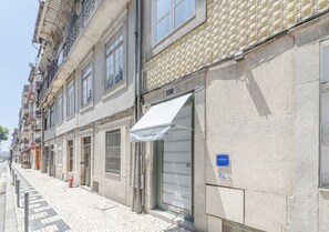 Een rij gebouwen aan een geplaveide straat.
