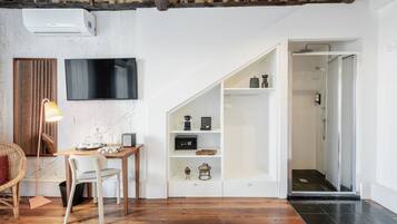 Standard Double Room, City View | Bathroom | Shower, rainfall showerhead, free toiletries, hair dryer