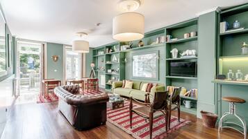 Daily continental breakfast (EUR 12.5 per person)