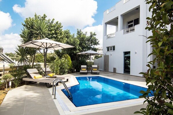 Seasonal outdoor pool, pool umbrellas, sun loungers