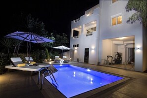Seasonal outdoor pool, pool umbrellas, pool loungers - Beautiful views - Private Pool and BBQ (Rethymno)