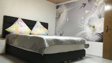 1 dormitori, planxa i posts de planxar i un bressol de viatge