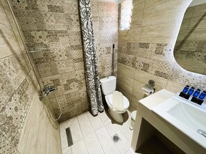 Basic-Dreibettzimmer | Badezimmer | Dusche, Handtücher