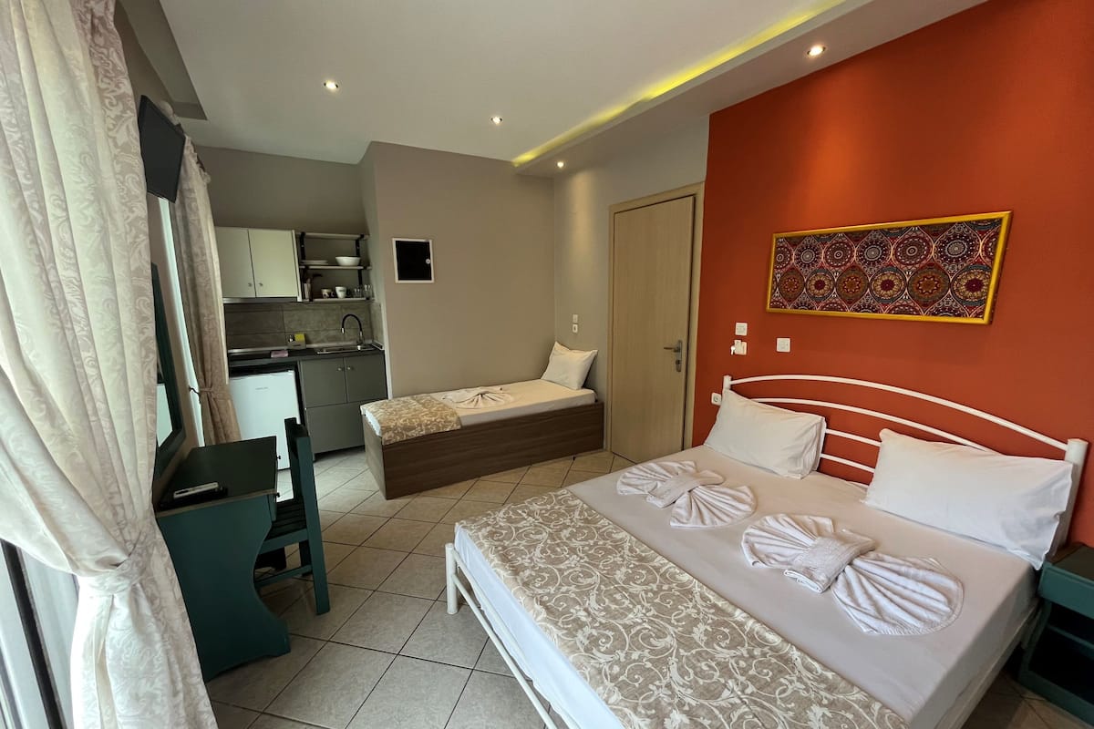 Basic Triple Room | Egyptian cotton sheets, premium bedding, down comforters