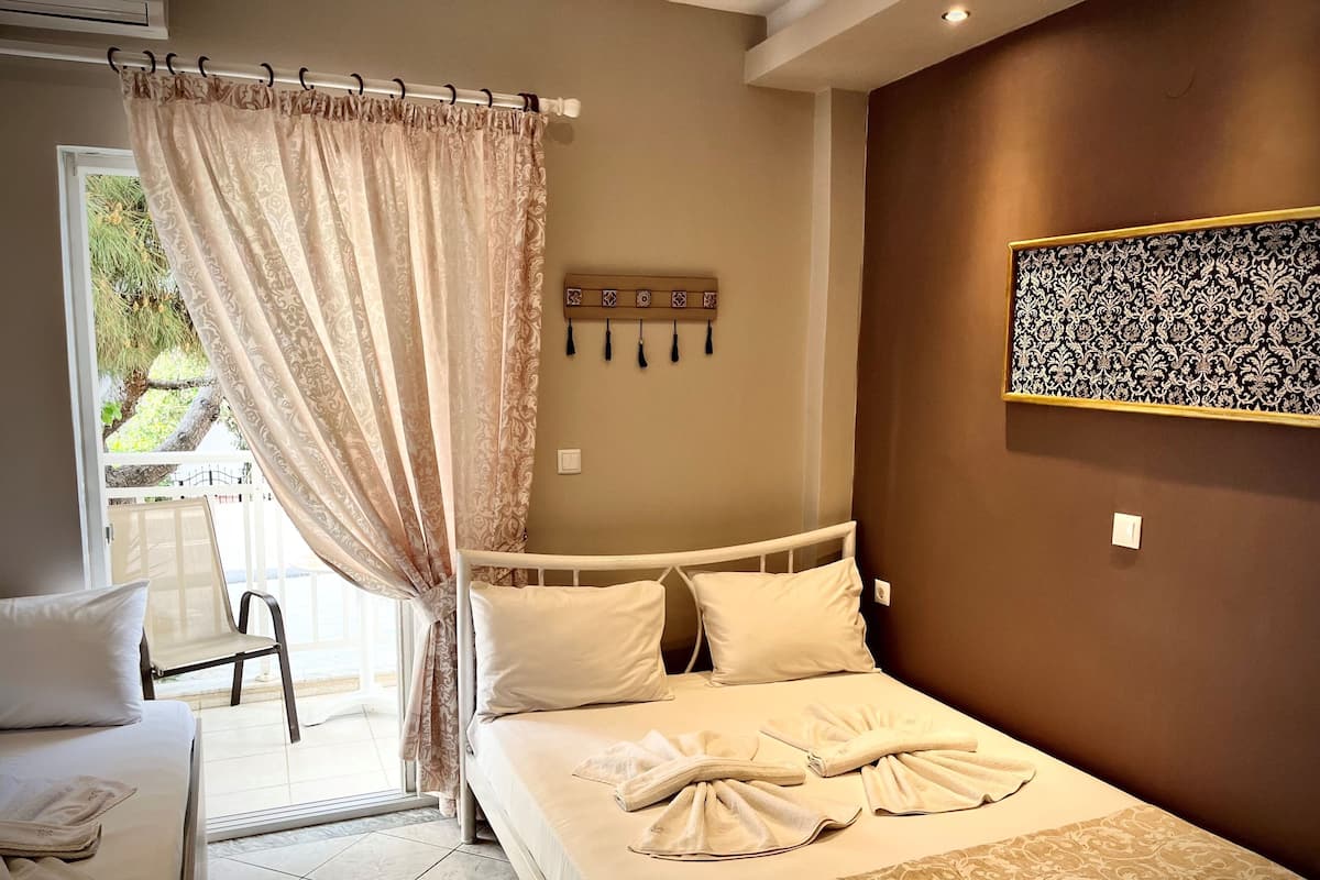 Basic Triple Room | Egyptian cotton sheets, premium bedding, down comforters