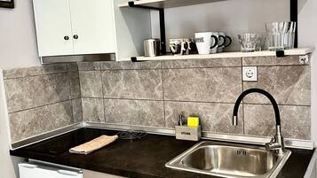 Basic Triple Room | Private kitchen | Fridge, stovetop, cookware/dishes/utensils