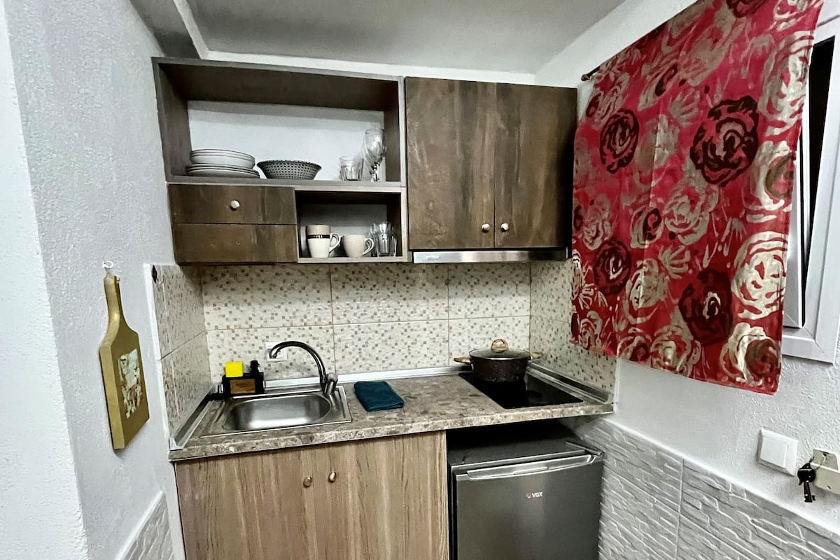 Superior Studio | Private kitchen | Fridge, stovetop, cookware/dishes/utensils