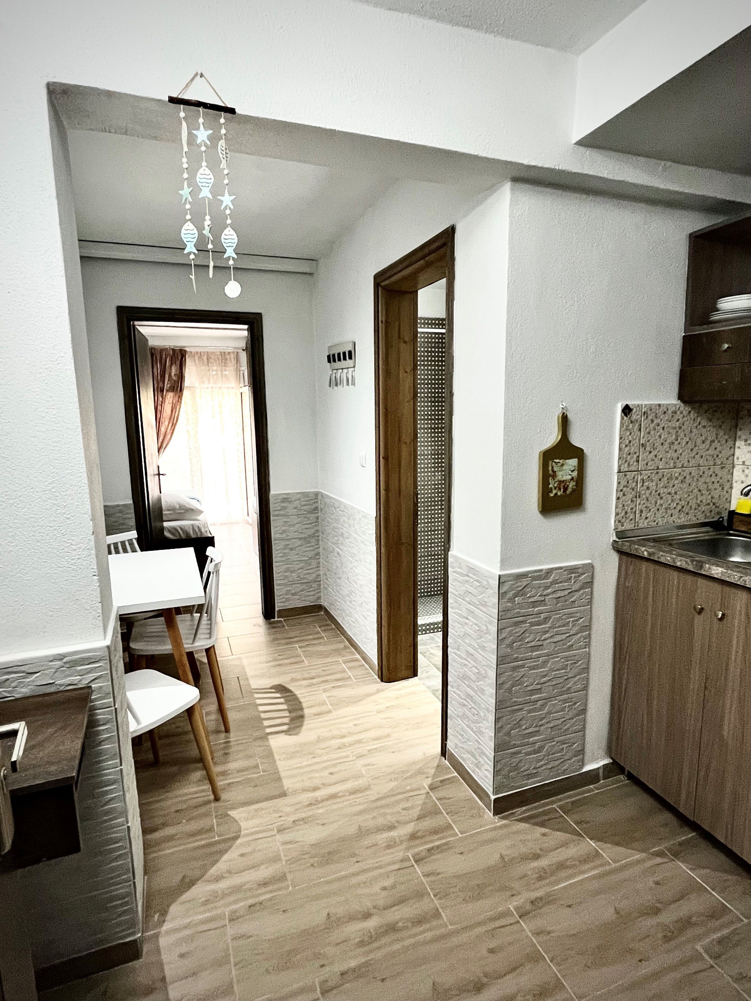 Estudio superior | Cocina privada | Frigorífico, placa de cocina y utensilios de cocina