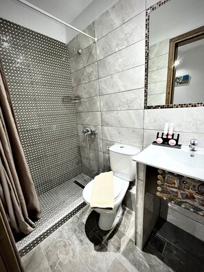 Een douche, handdoeken