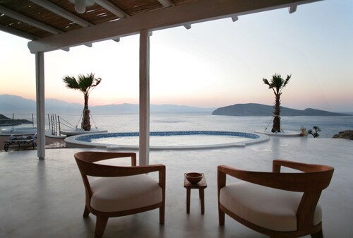 Luxury Cycladian Style Villa