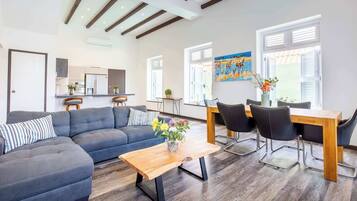 Una televisión, una oficina