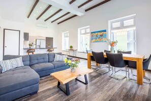 TV, offices - Historic Charm & Urban Comfort in Punda, Curaçao (Willemstad)