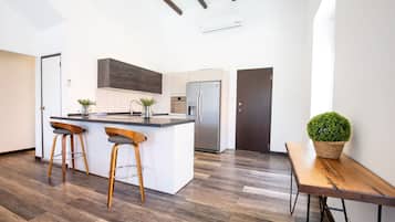 Geladeira, micro-ondas, fogão, cooktop
