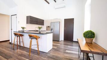 Een koelkast, een magnetron, een oven, een kookplaat