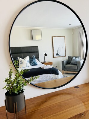 2 bedrooms, in-room safe, iron/ironing board, WiFi - Luxury Ocean-Front Apartment in Historic Hermanus (Hermanus)