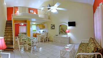 Quarto quádruplo luxo | Cofres nos quartos, ferros/tábuas de passar roupa, Wi-Fi de cortesia