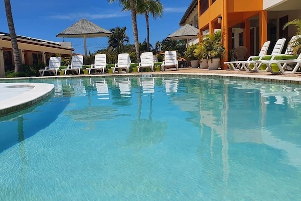 Una piscina al aire libre