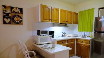 Deluxe Studio | Private kitchen | Fridge, microwave, stovetop, coffee/tea maker