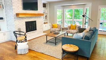 Smart-tv, eldstad, tv-spel och ett bordtennisbord