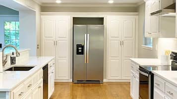 KylskÄp, mikrovÄgsugn, ugn och spishÀll