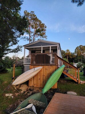 Terrace/patio - Peaceful Cabin on the Water fishing boat 3br 2 ba fishing from the back porch (Elberta)