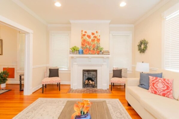 تلفزيون، مدفأة، مكتب