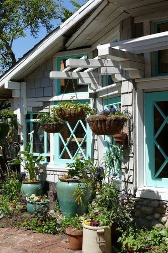 Cozy Banana Cabana w/ soaking tub heated floors in secluded garden