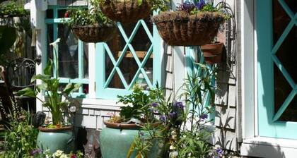 Cozy Banana Cabana w/ soaking tub heated floors in secluded garden