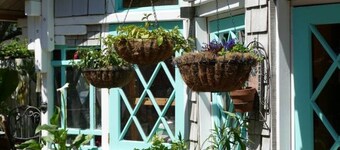 Cozy Banana Cabana w/ soaking tub heated floors in secluded garden