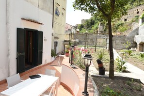 Outdoor dining - Casa Annalí - House and Garden by the Amalfi Coast (Maiori)