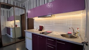 Luxury Triple Room (23) | Private kitchenette | Fridge, microwave, stovetop, coffee/tea maker - Apartments Levada  (Kharkiv)