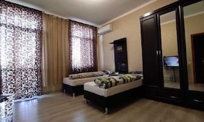1 habitación, decoración personalizada, muebles diferentes y escritorio